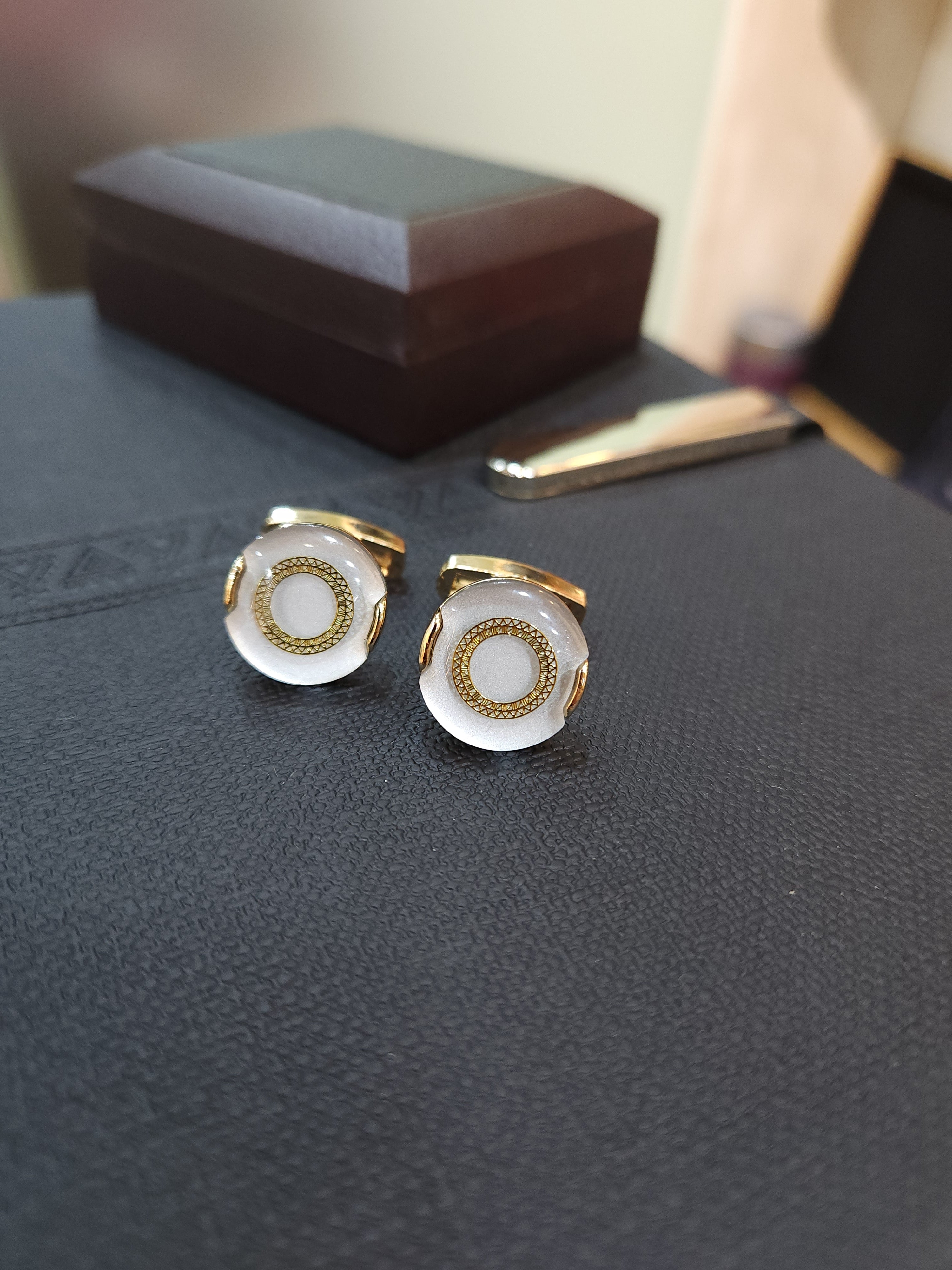 White & Gold Premium Cufflinks - QUEENS JEWELS