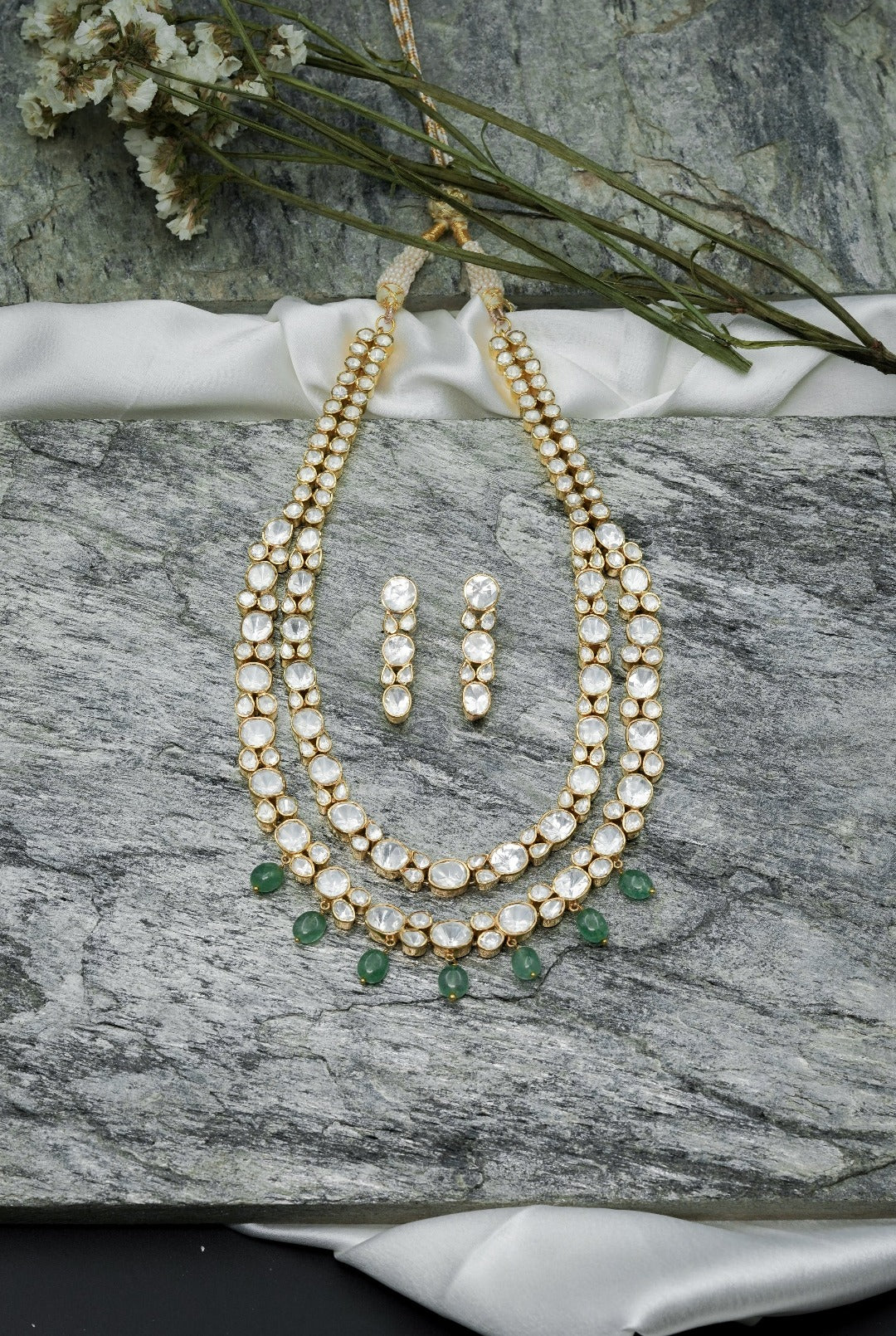 Emerald sales kundan necklace