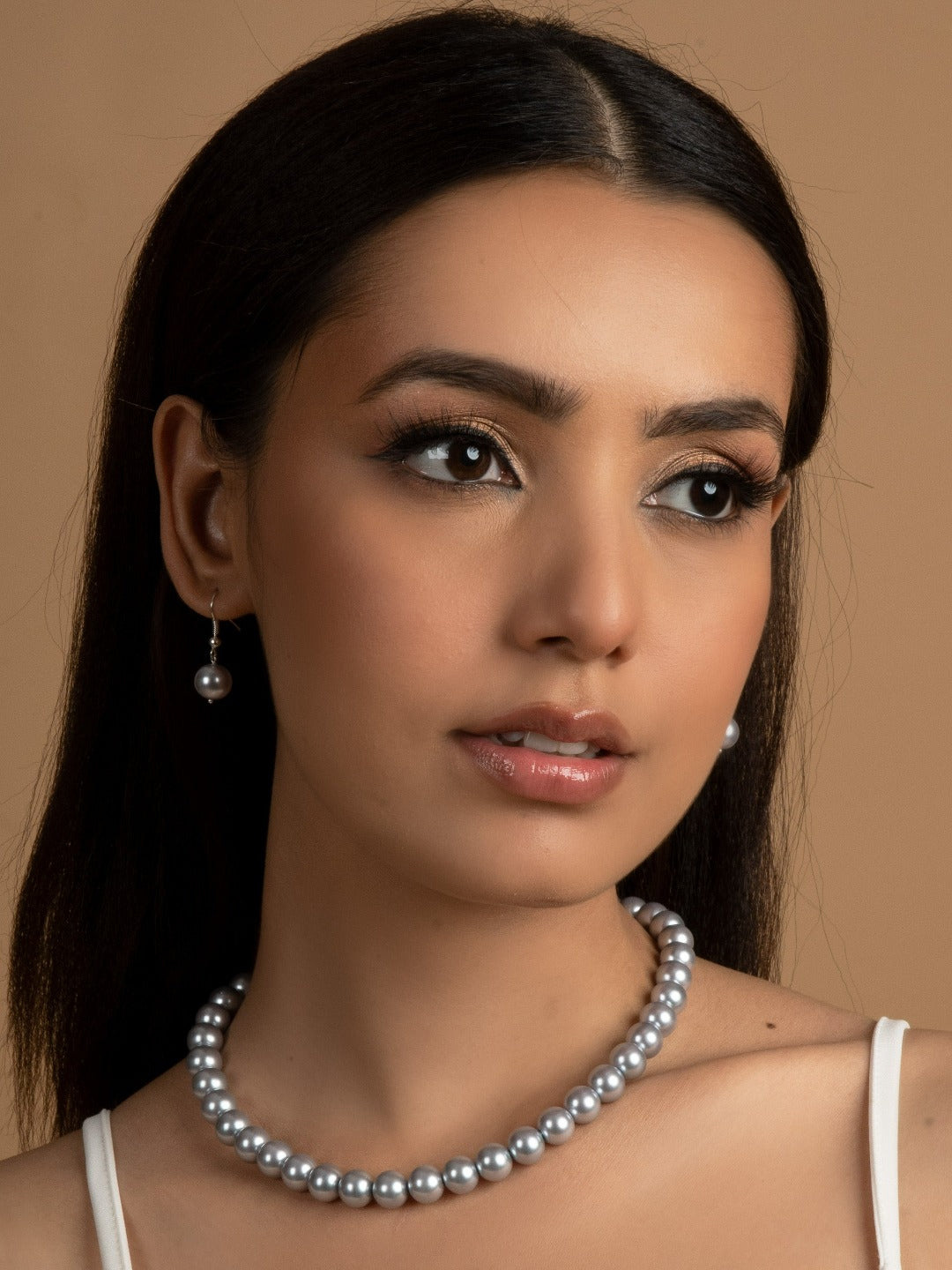 Woman's pearl necklace retailer with earrings