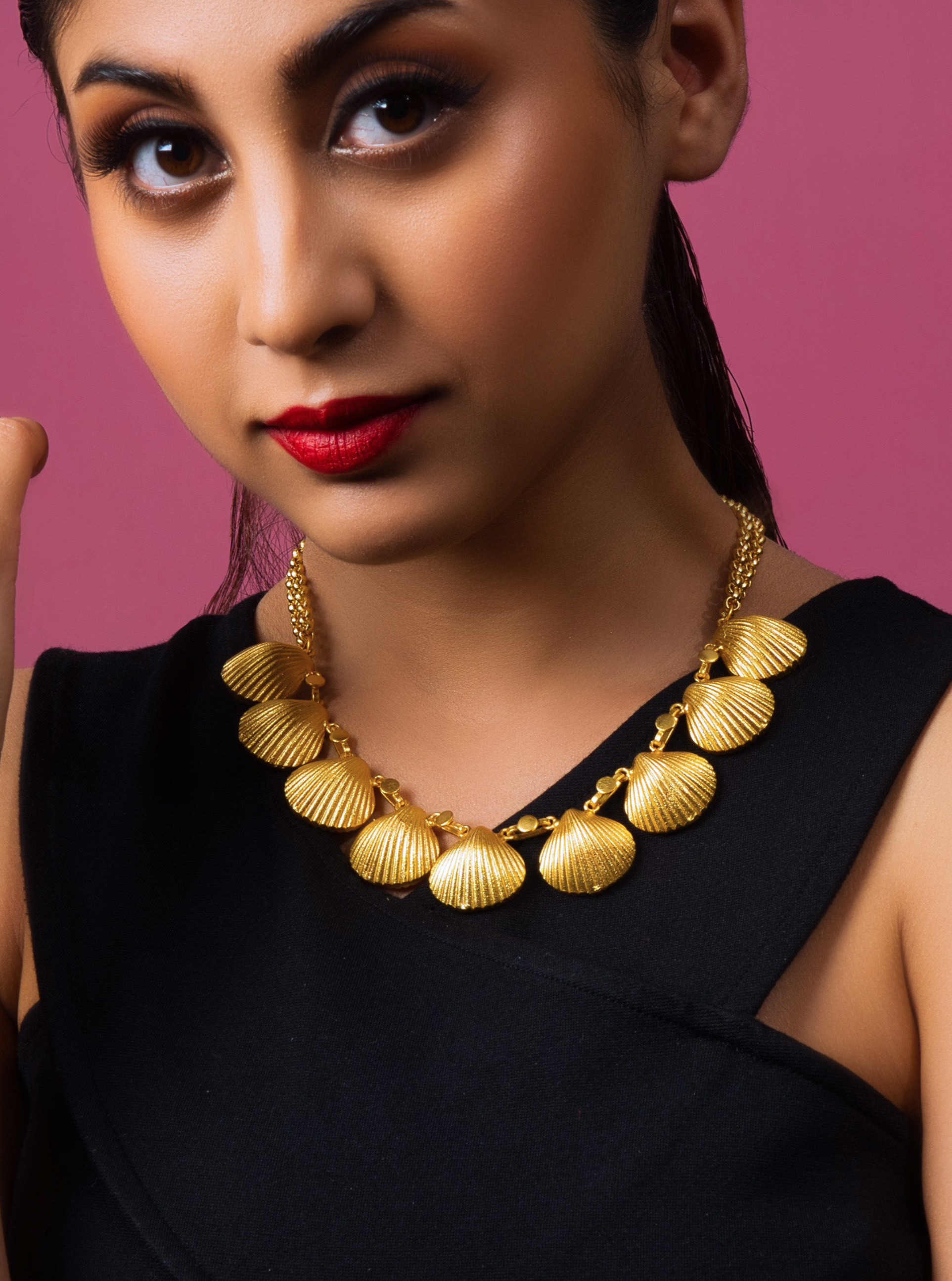 Golden Seashell Elegance Necklace - QUEENS JEWELS