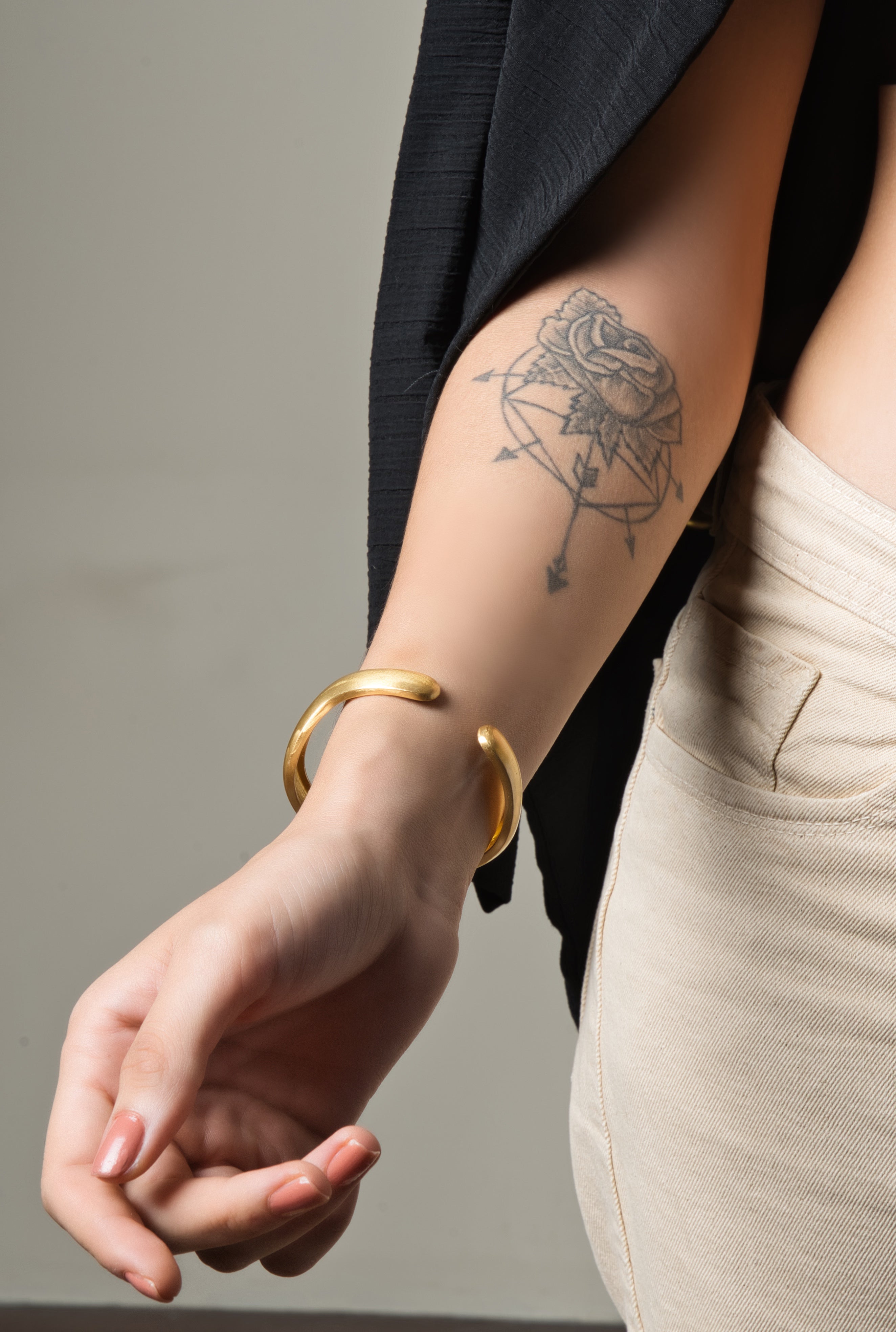 Chic Wavy Edge Cuff - Openable - QUEENS JEWELS