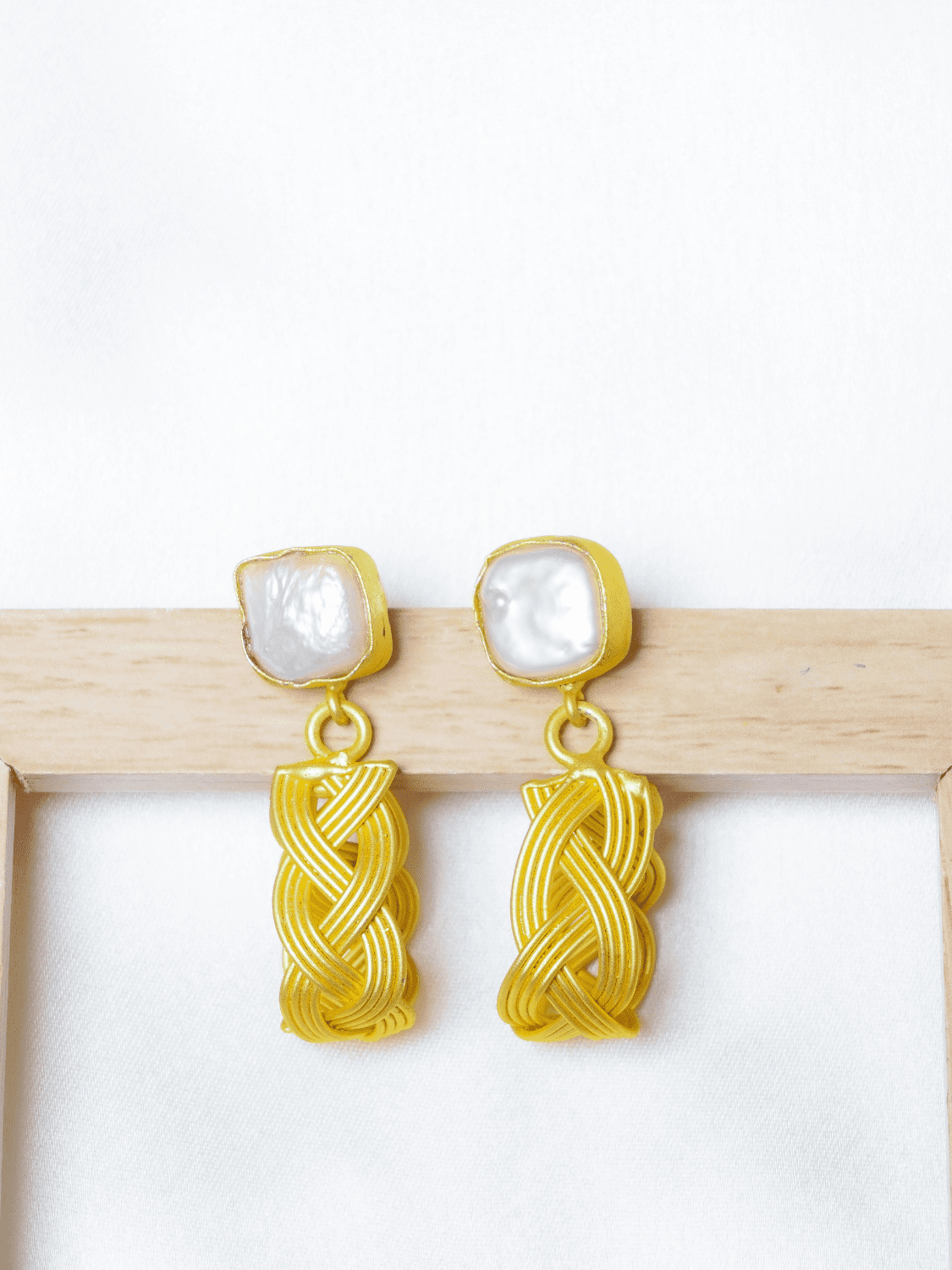 Danglers 2025 in gold