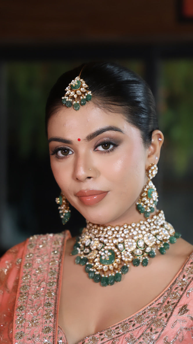 Emerald-toned Kundan bridal choker set with Mangtikka, featuring intricate stones for a glamorous, regal bridal look.