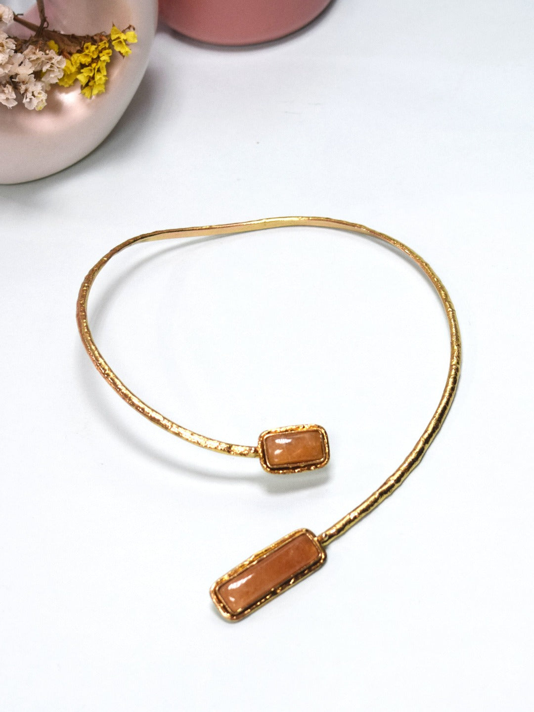 Golden jaspar pendant motif choker necklace