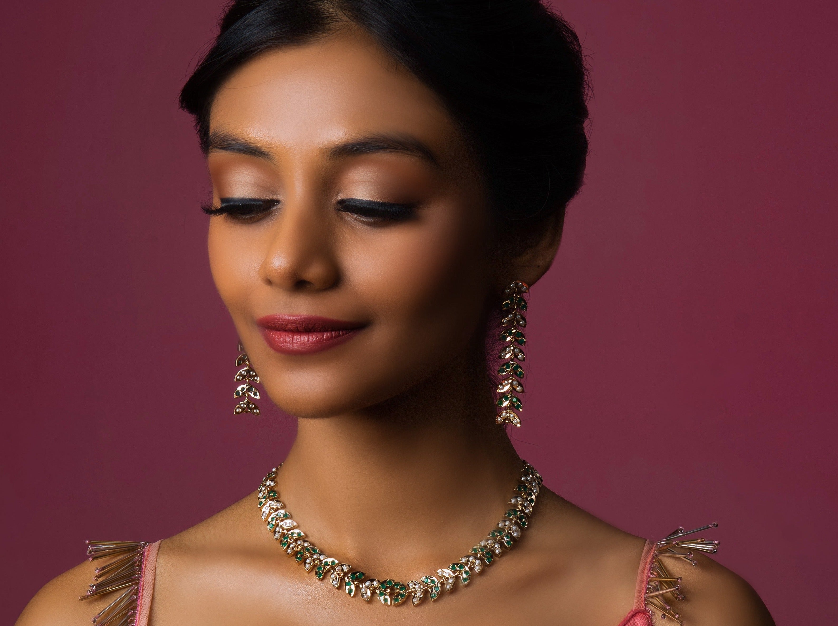 Emerald Leaf Choker Set: Intricate craftsmanship meets cultural elegance.