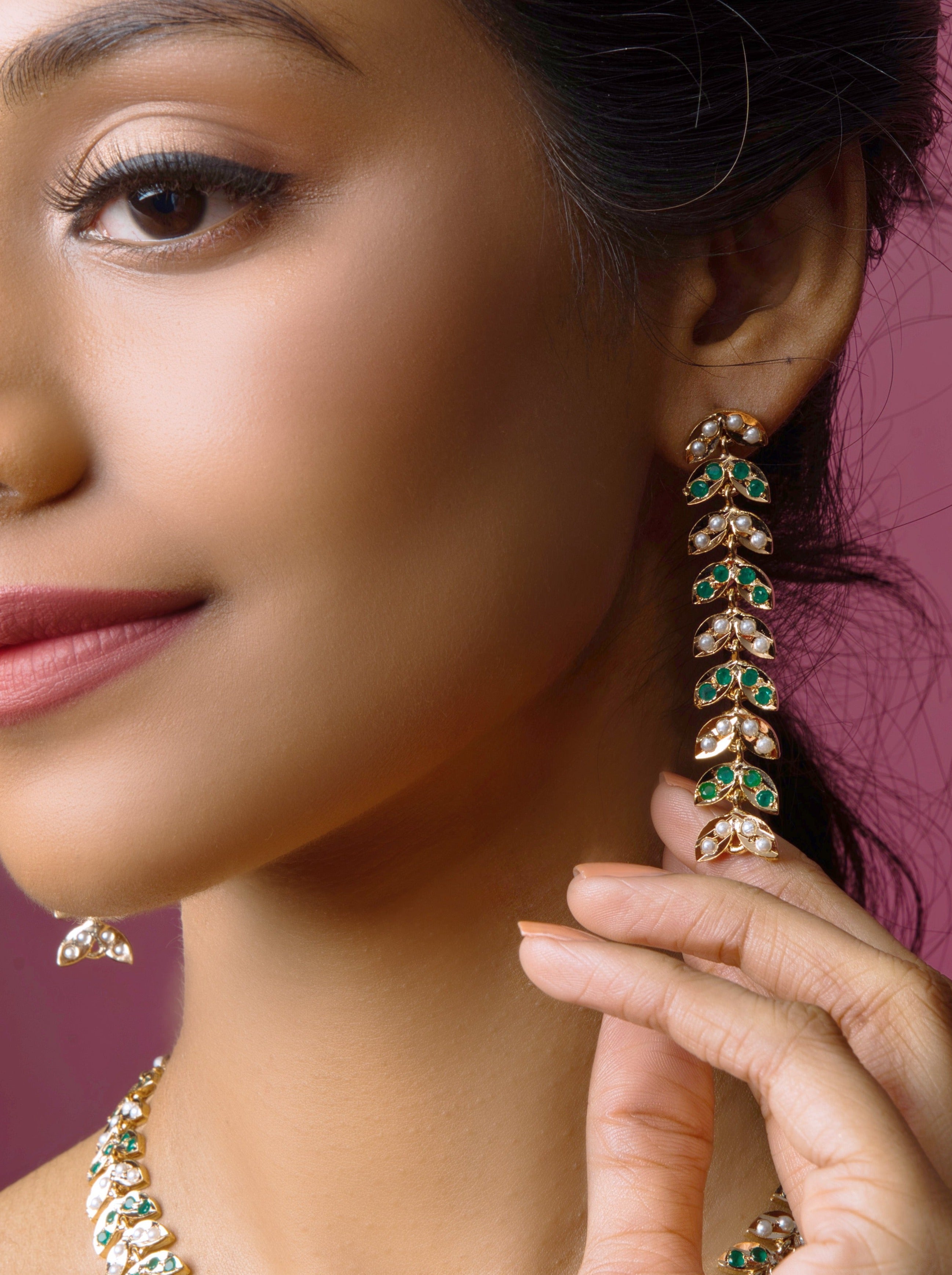 Emerald Leaf Choker Set: Intricate craftsmanship meets cultural elegance.