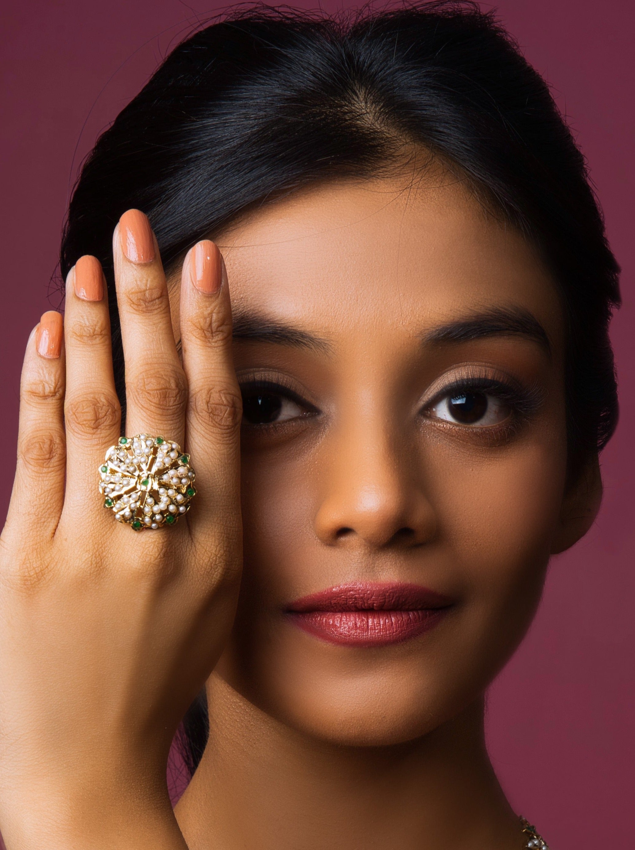 Emerald Jadau Ring: Timeless elegance with rich heritage.