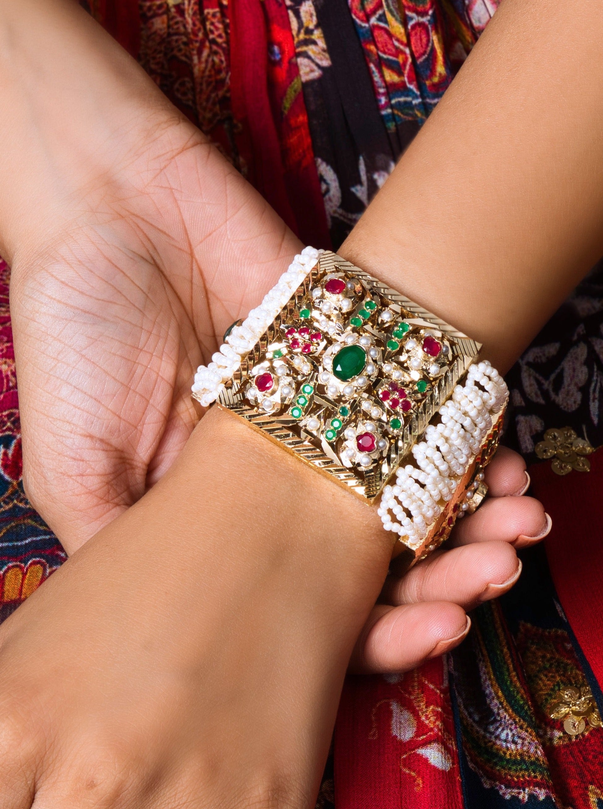 Opulent Multicolor Jadau Dasti: Handcrafted elegance with ornate details for a sophisticated touch.