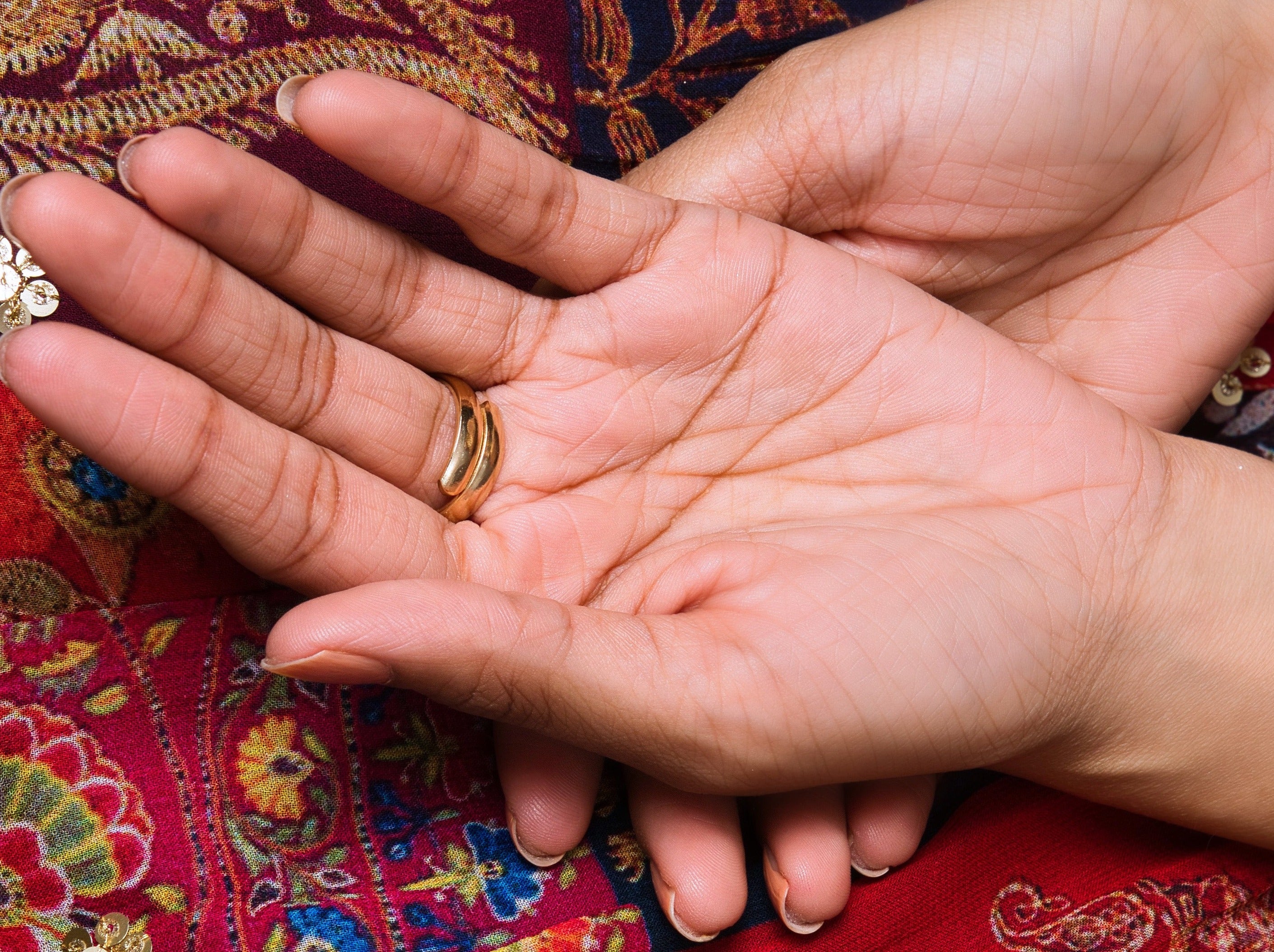 Red Jadau Round Adjustable Ring: Timeless elegance with intricate cultural detailing.