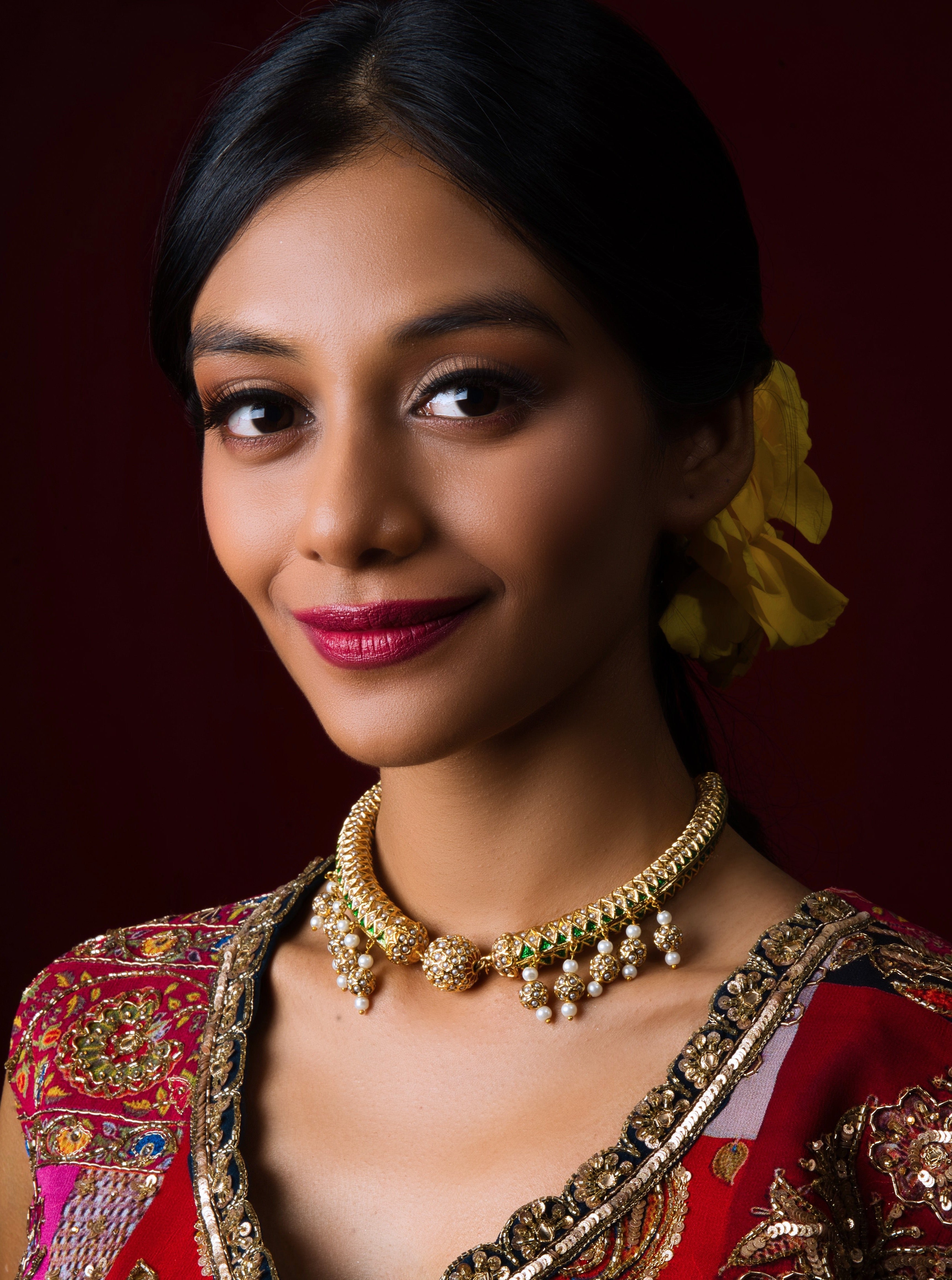 Opulent White Jadau Hasli Choker Necklace: Handcrafted traditional elegance, meticulously designed for timeless allure