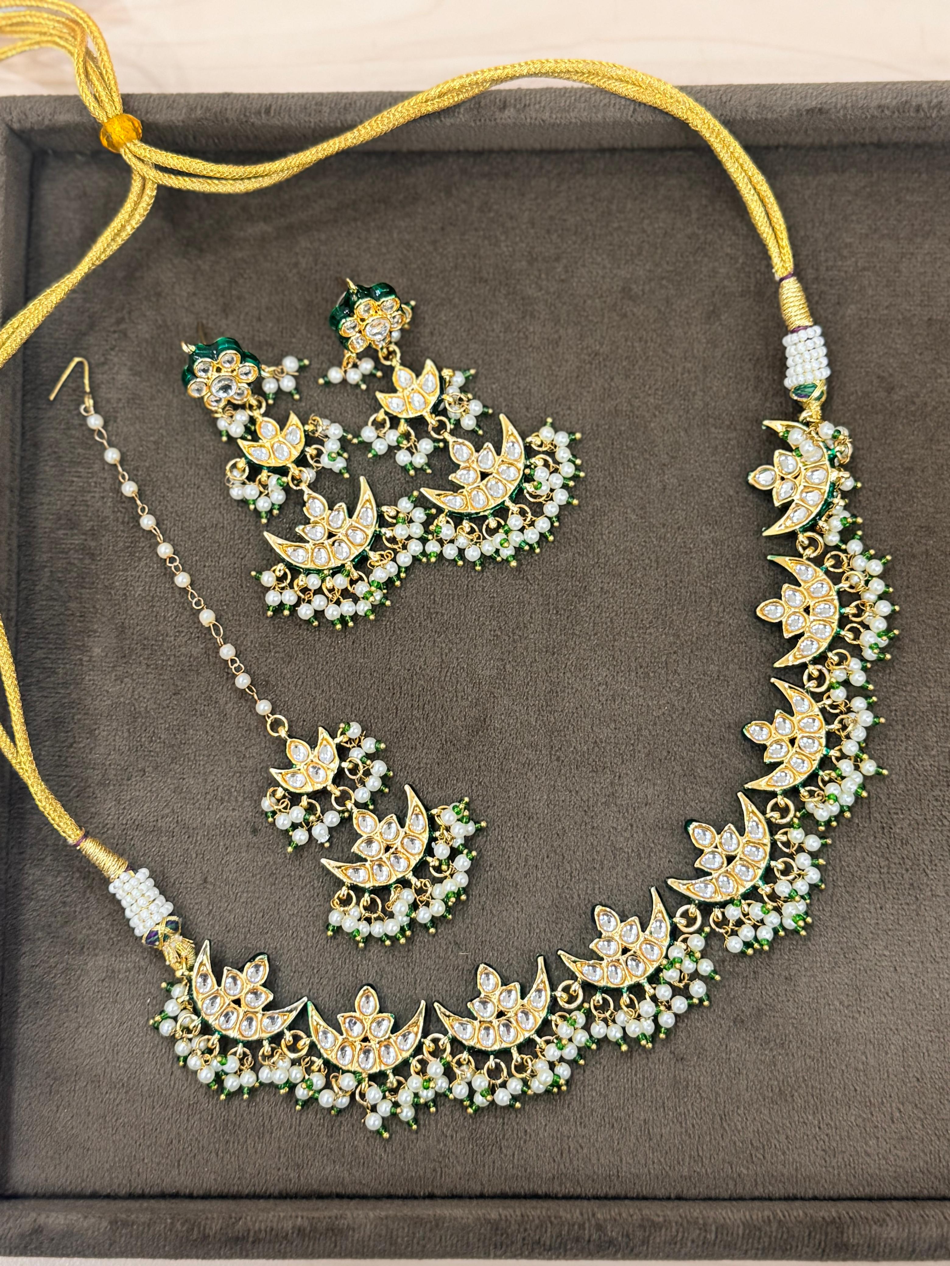 Saira Kundan Choker Set with Earrings & Maangtikka - QUEENS JEWELS