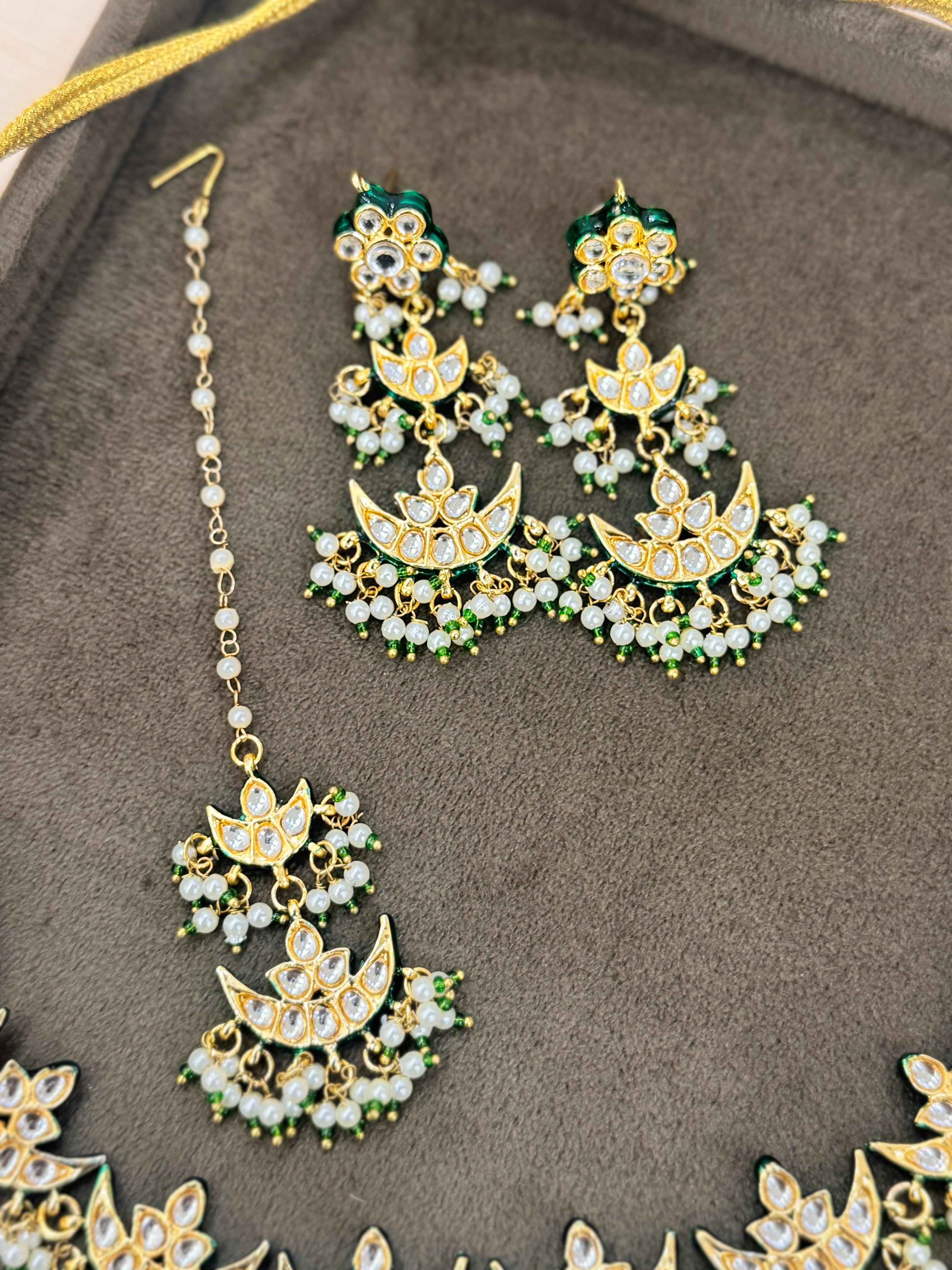 Saira Kundan Choker Set with Earrings & Maangtikka - QUEENS JEWELS