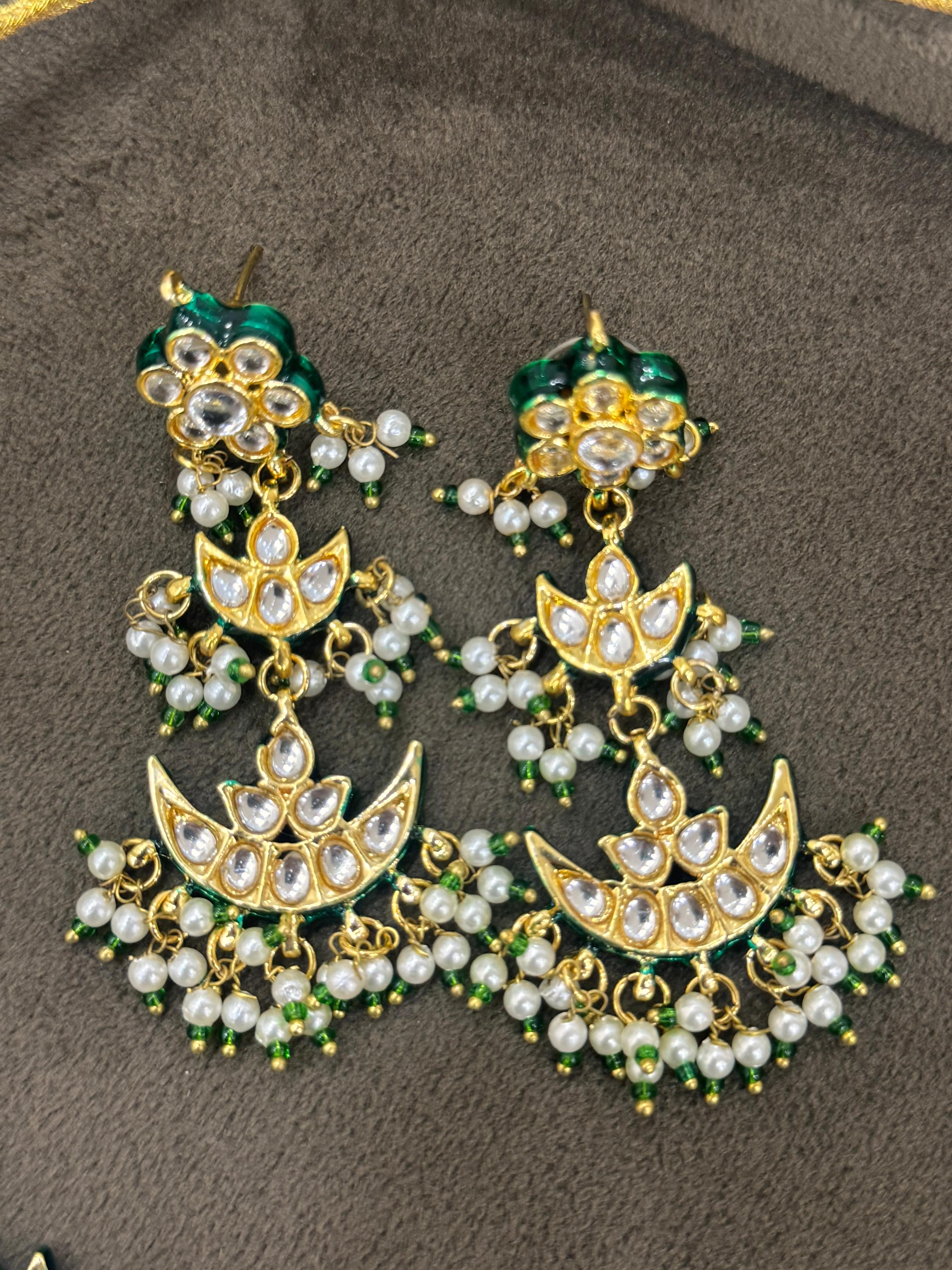 Saira Kundan Choker Set with Earrings & Maangtikka - QUEENS JEWELS